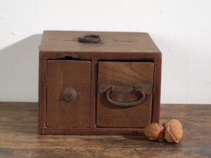 Caja Japonesa Antigua con Cajón en Madera – Periodo Meiji–Taishō (c.1890–1920)