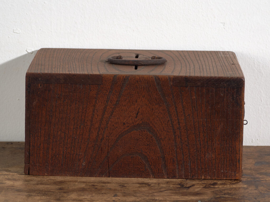 Caja Japonesa Antigua con Cajón en Madera – Periodo Meiji–Taishō (c.1890–1920)