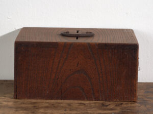 Caja Japonesa Antigua con Cajón en Madera – Periodo Meiji–Taishō (c.1890–1920)