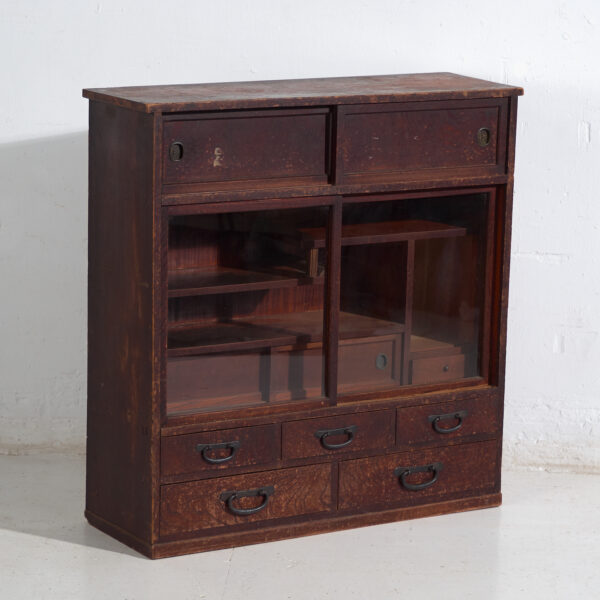Antiguo mueble de té japonés (Cha tansu) con puertas correderas de vidrio - Periodo Taishō–Showa (c.1920–1950)