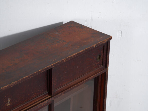 Antiguo mueble de té japonés (Cha tansu) con puertas correderas de vidrio - Periodo Taishō–Showa (c.1920–1950)