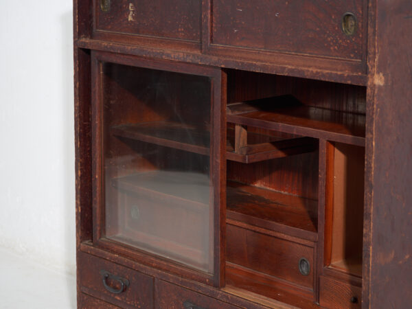 Antiguo mueble de té japonés (Cha tansu) con puertas correderas de vidrio - Periodo Taishō–Showa (c.1920–1950)