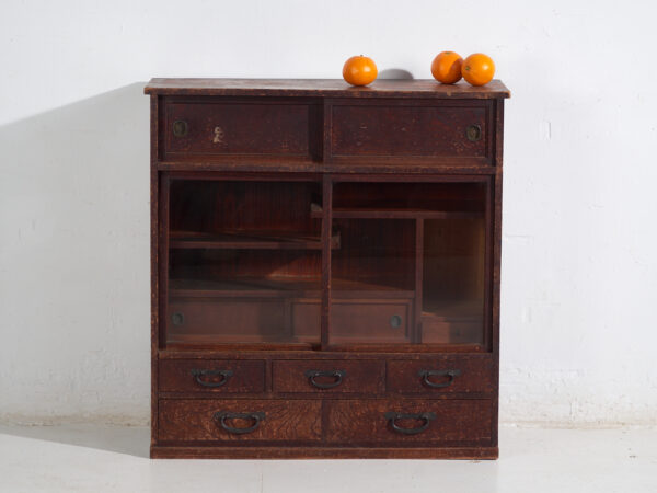 Antiguo mueble de té japonés (Cha tansu) con puertas correderas de vidrio - Periodo Taishō–Showa (c.1920–1950)