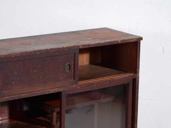 Antiguo mueble de té japonés (Cha tansu) con puertas correderas de vidrio - Periodo Taishō–Showa (c.1920–1950)