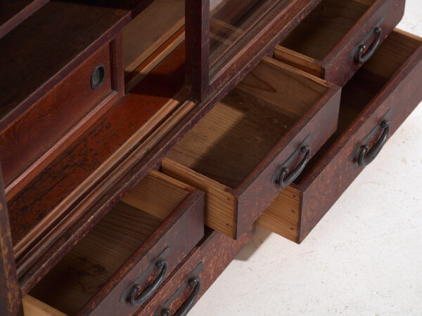 Antiguo mueble de té japonés (Cha tansu) con puertas correderas de vidrio - Periodo Taishō–Showa (c.1920–1950)