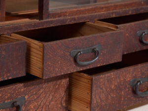 Vitrina japonesa antigua con puertas correderas de vidrio, periodo Taishō–Showa (c.1920–1950)