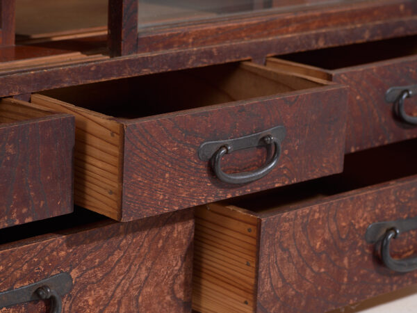 Antiguo mueble de té japonés (Cha tansu) con puertas correderas de vidrio - Periodo Taishō–Showa (c.1920–1950)