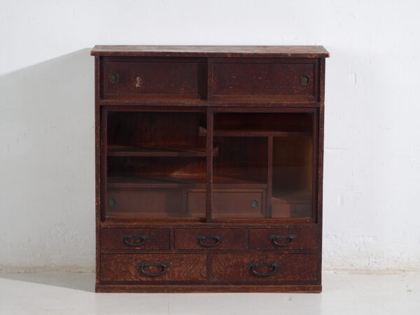 Antiguo mueble de té japonés (Cha tansu) con puertas correderas de vidrio - Periodo Taishō–Showa (c.1920–1950)