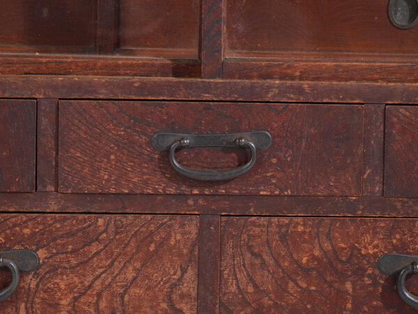 Antiguo mueble de té japonés (Cha tansu) con puertas correderas de vidrio - Periodo Taishō–Showa (c.1920–1950)