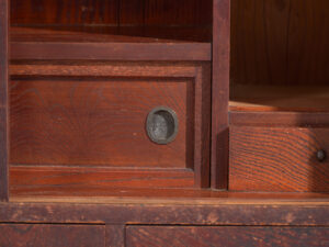 Vitrina japonesa antigua con puertas correderas de vidrio, periodo Taishō–Showa (c.1920–1950)