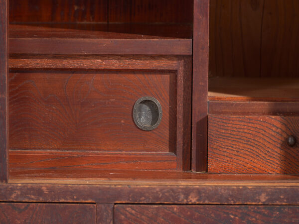 Antiguo mueble de té japonés (Cha tansu) con puertas correderas de vidrio - Periodo Taishō–Showa (c.1920–1950)