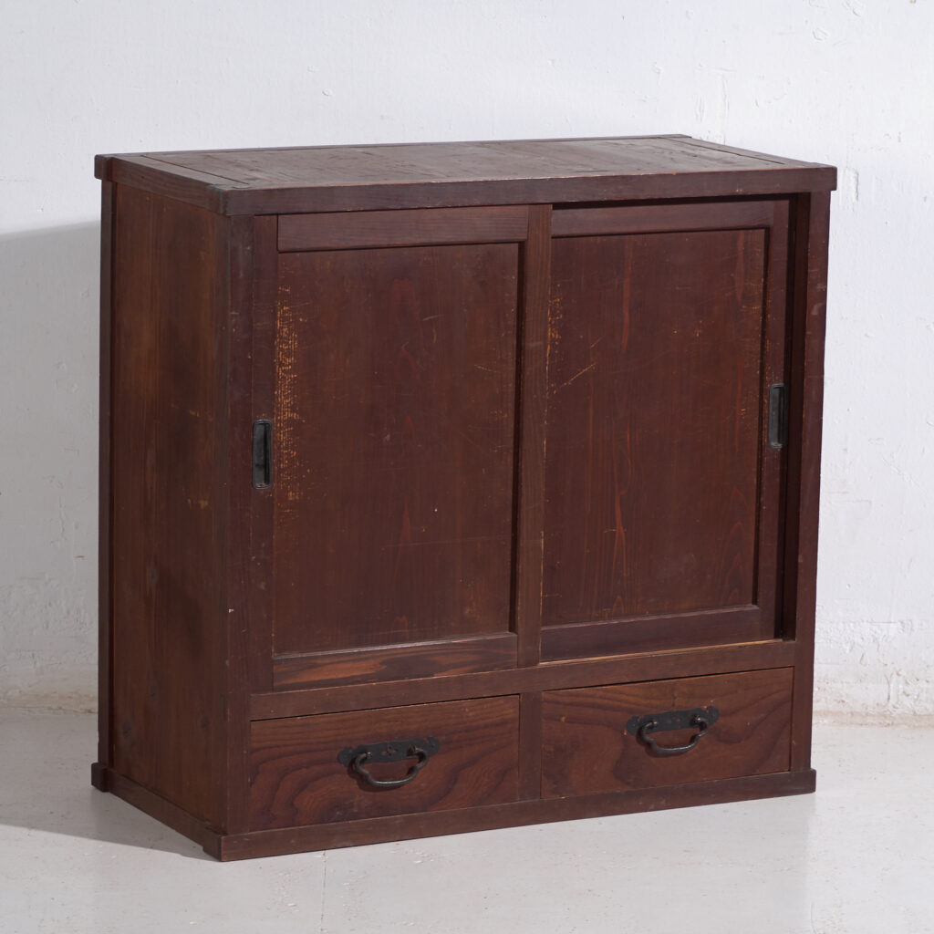 Armario japonés antiguo con puertas correderas y cajones - Periodo Taishō–Showa (c.1920–1950)