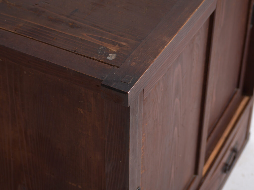 Armario japonés antiguo con puertas correderas y cajones - Periodo Taishō–Showa (c.1920–1950)