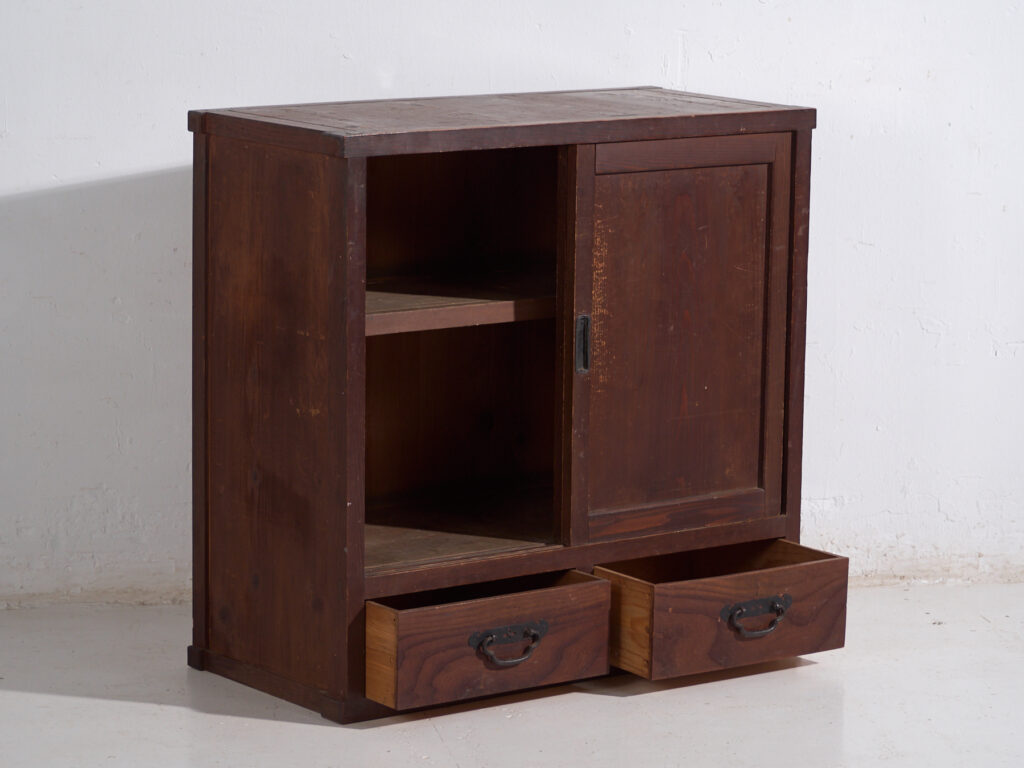 Armario japonés antiguo con puertas correderas y cajones - Periodo Taishō–Showa (c.1920–1950)