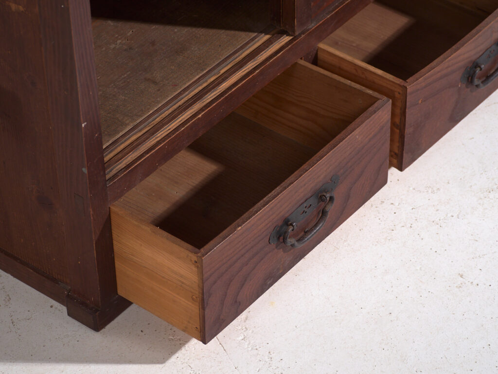 Armario japonés antiguo con puertas correderas y cajones - Periodo Taishō–Showa (c.1920–1950)