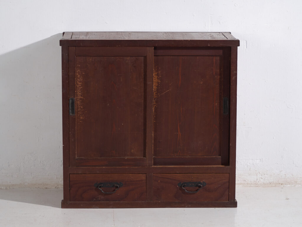 Armario japonés antiguo con puertas correderas y cajones - Periodo Taishō–Showa (c.1920–1950)