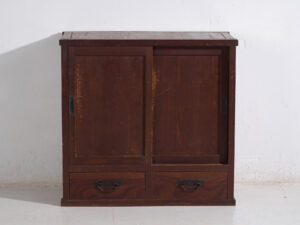 Armario japonés antiguo con puertas correderas y cajones - Periodo Taishō–Showa (c.1920–1950)