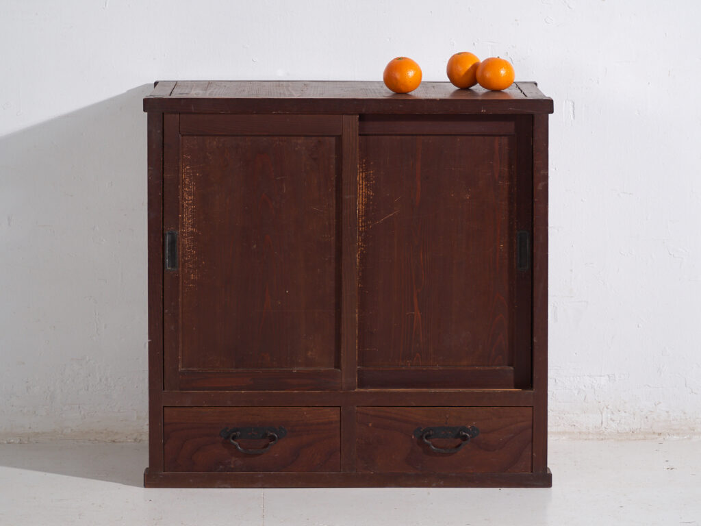Armario japonés antiguo con puertas correderas y cajones - Periodo Taishō–Showa (c.1920–1950)