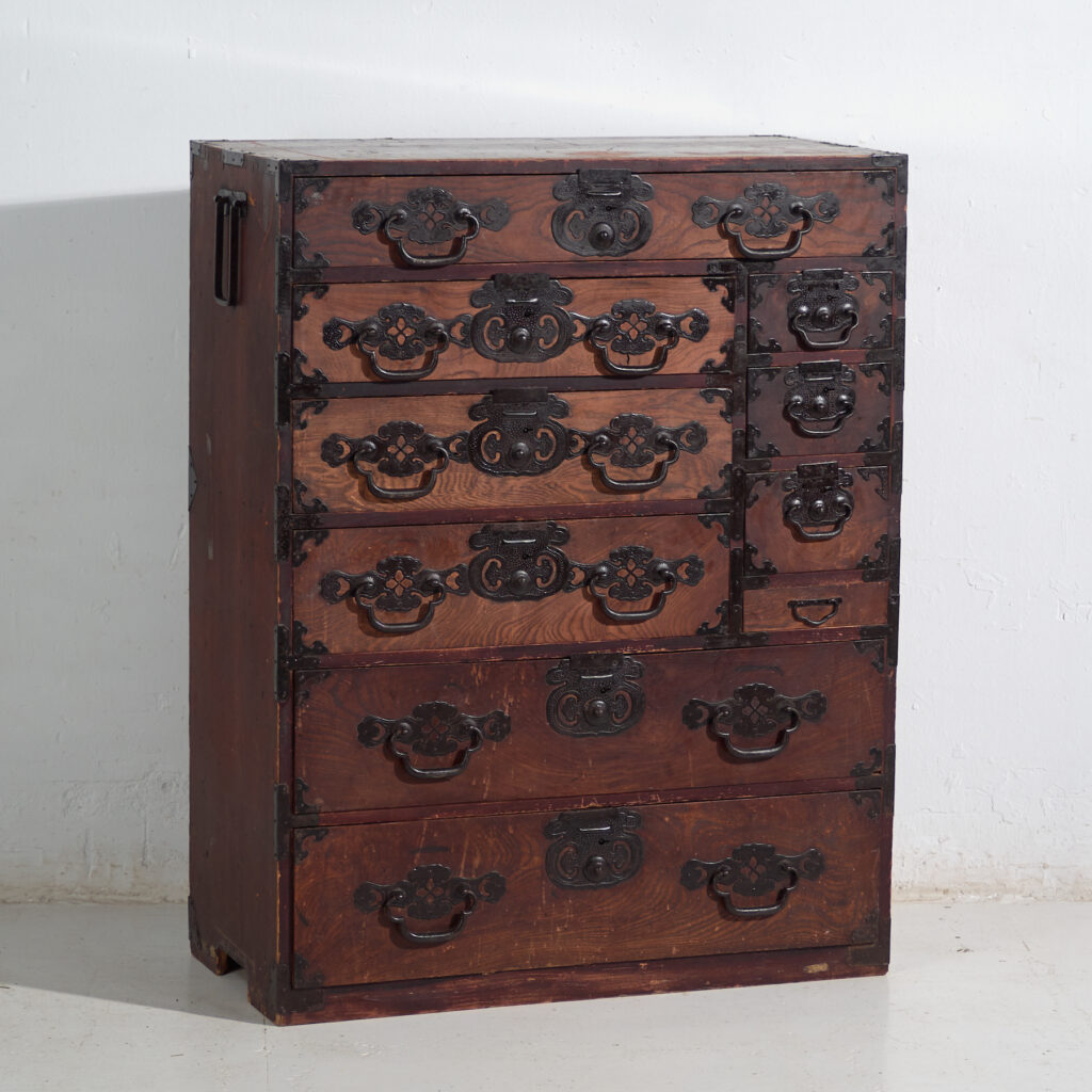 Tansu japonés antiguo tipo choba-tansu - Periodo Meiji-Taishō (circa 1880–1920)