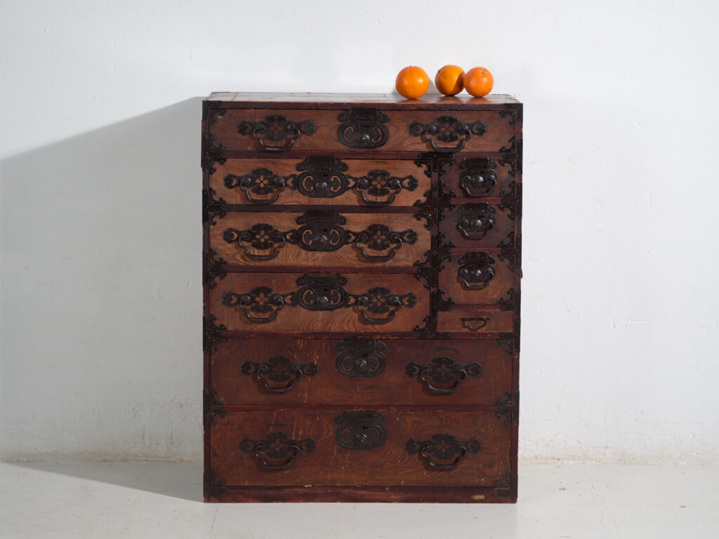 Tansu japonés antiguo tipo choba-tansu - Periodo Meiji-Taishō (circa 1880–1920)