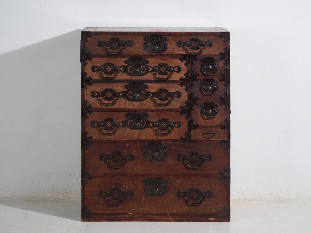 Tansu japonés antiguo tipo choba-tansu - Periodo Meiji-Taishō (circa 1880–1920)