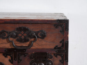 Tansu japonés antiguo tipo choba-tansu - Periodo Meiji-Taishō (circa 1880–1920)