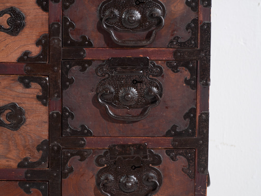 Tansu japonés antiguo tipo choba-tansu - Periodo Meiji-Taishō (circa 1880–1920)