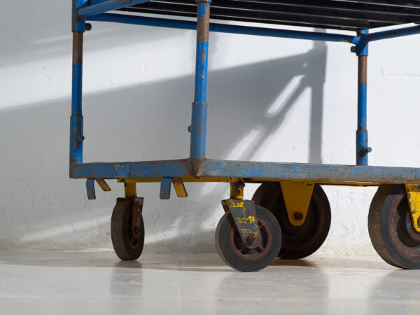 Carro industrial azul de metal – Trolley de fábrica europeo – circa 1950 #1