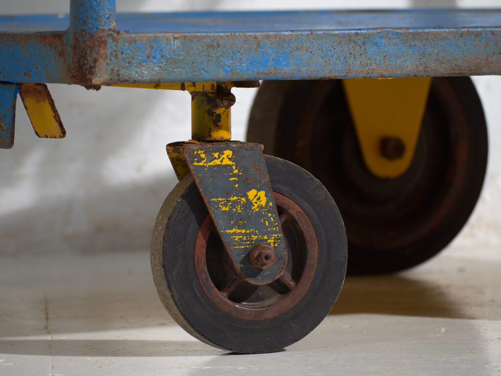 Carro industrial azul de metal – Trolley de fábrica europeo – circa 1950 #1