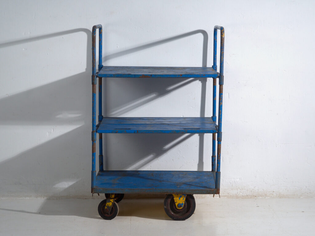 Carro industrial azul de metal – Trolley de fábrica europeo – circa 1950 #1