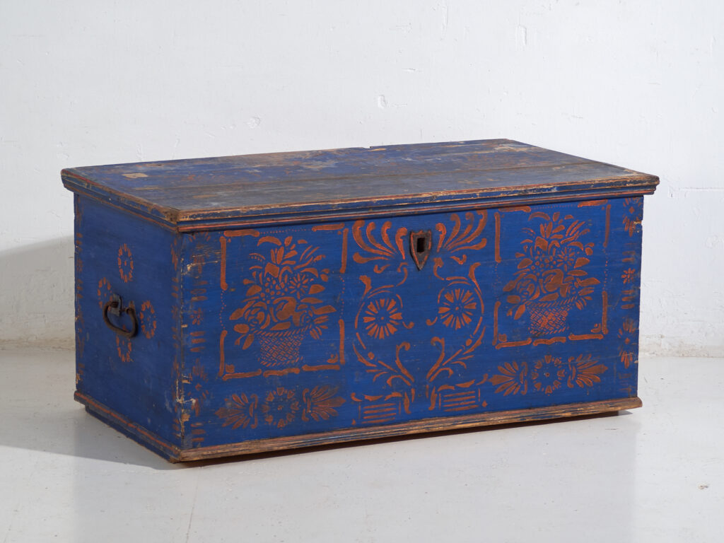 Arcón Antiguo de Madera Pintado en Azul – Baúl Decorado Arte Popular – Europa Central c.1900