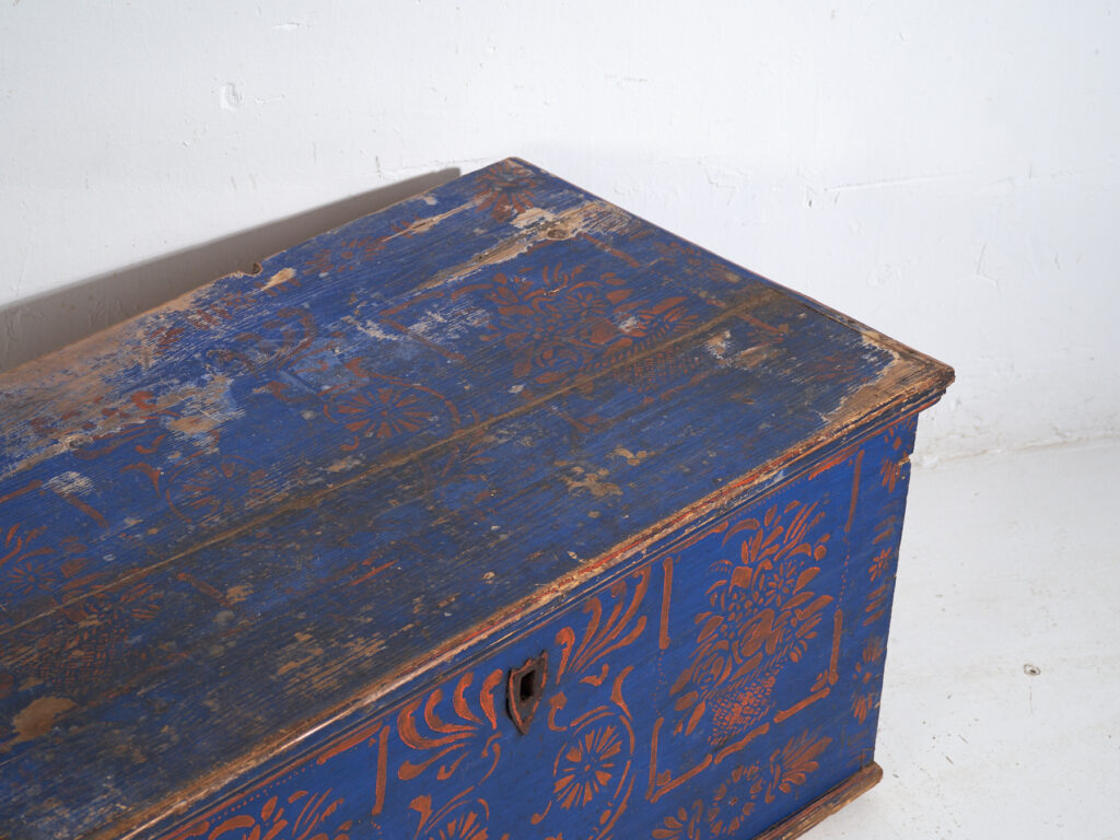 Arcón Antiguo de Madera Pintado en Azul – Baúl Decorado Arte Popular – Europa Central c.1900