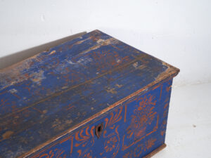 Arcón Antiguo de Madera Pintado en Azul – Baúl Decorado Arte Popular – Europa Central c.1900