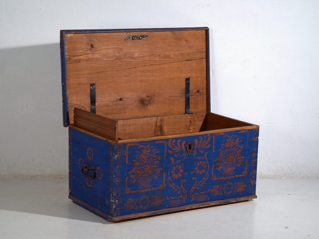 Arcón Antiguo de Madera Pintado en Azul – Baúl Decorado Arte Popular – Europa Central c.1900