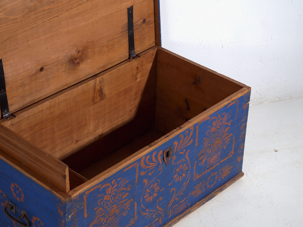 Arcón Antiguo de Madera Pintado en Azul – Baúl Decorado Arte Popular – Europa Central c.1900