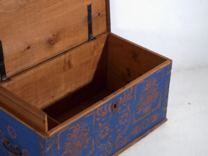 Arcón Antiguo de Madera Pintado en Azul – Baúl Decorado Arte Popular – Europa Central c.1900