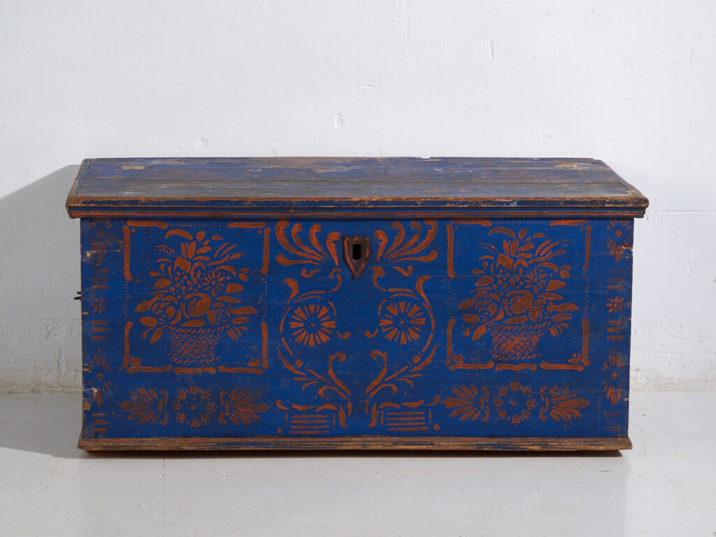 Arcón Antiguo de Madera Pintado en Azul – Baúl Decorado Arte Popular – Europa Central c.1900
