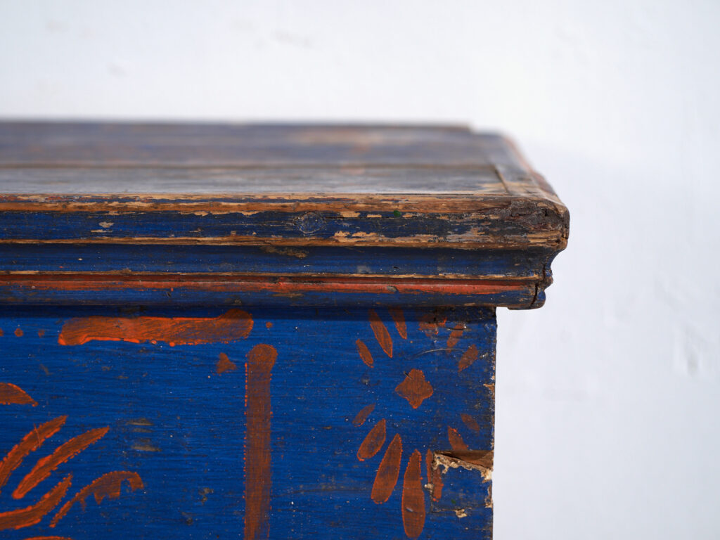 Arcón Antiguo de Madera Pintado en Azul – Baúl Decorado Arte Popular – Europa Central c.1900