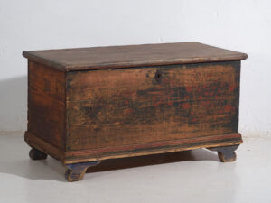 Baúl antiguo de arte popular en madera de pino pintada – Europa Central (c.1900–1920)