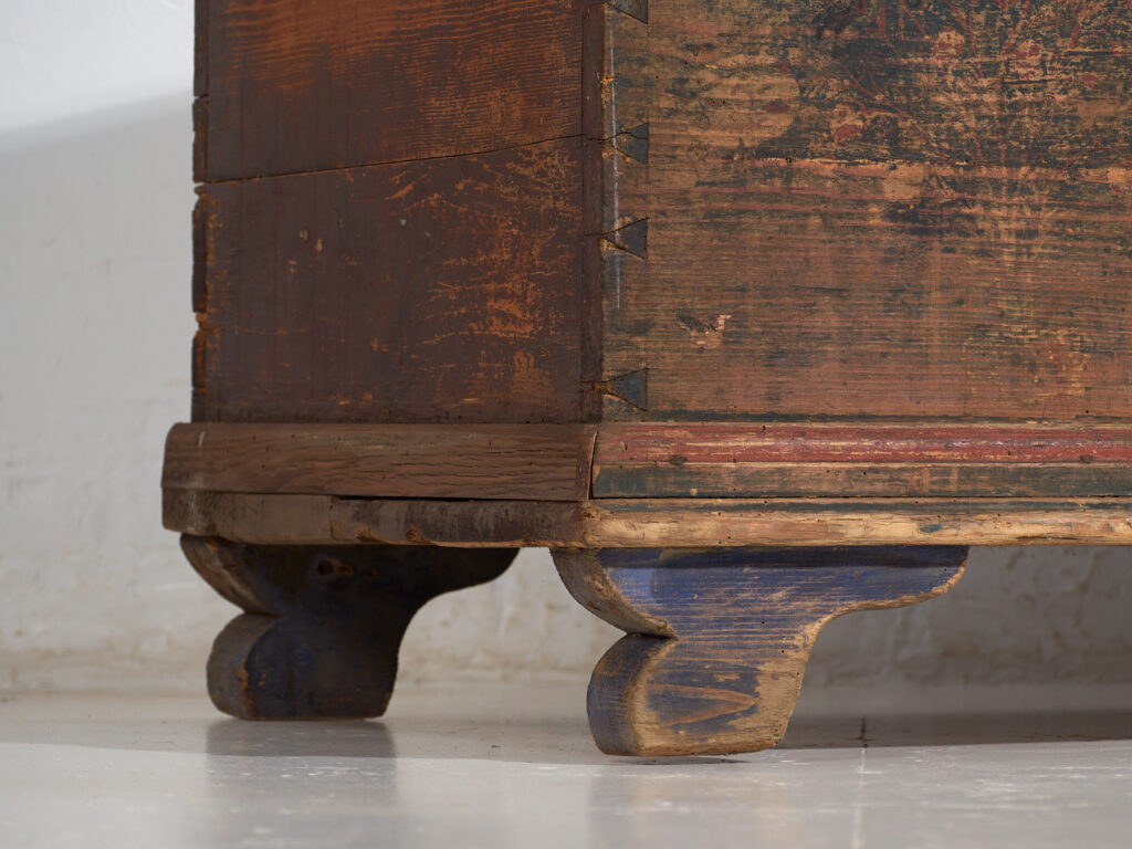 Baúl antiguo de arte popular en madera de pino pintada – Europa Central (c.1900–1920)