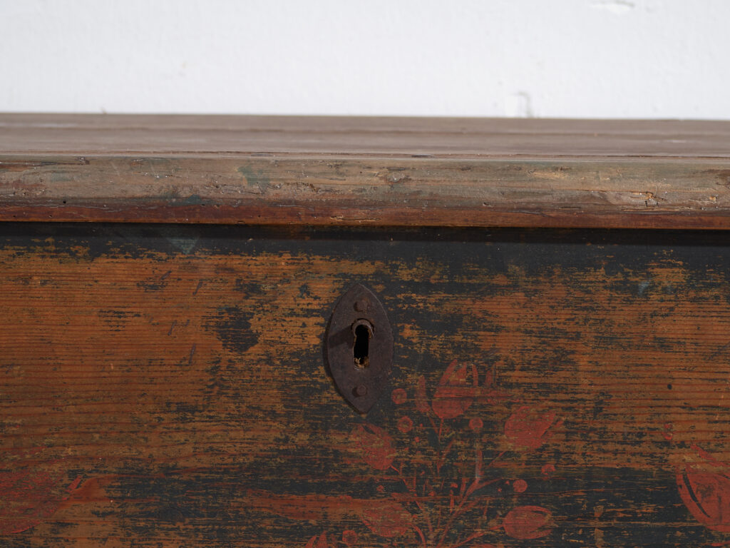 Baúl antiguo de arte popular en madera de pino pintada – Europa Central (c.1900–1920)