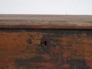 Baúl antiguo de arte popular en madera de pino pintada – Europa Central (c.1900–1920)