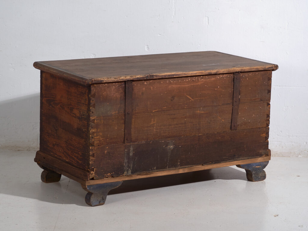 Baúl antiguo de arte popular en madera de pino pintada – Europa Central (c.1900–1920)