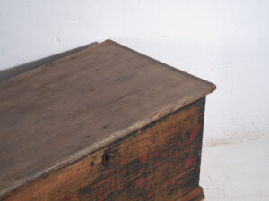 Baúl antiguo de arte popular en madera de pino pintada – Europa Central (c.1900–1920)