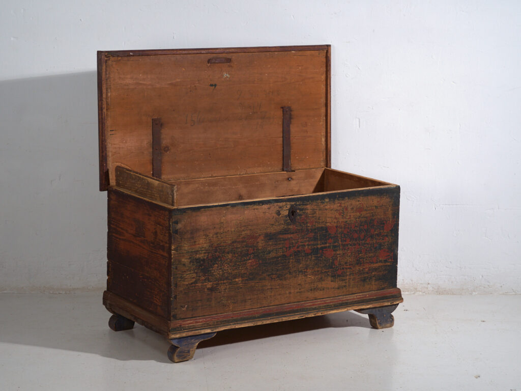 Baúl antiguo de arte popular en madera de pino pintada – Europa Central (c.1900–1920)