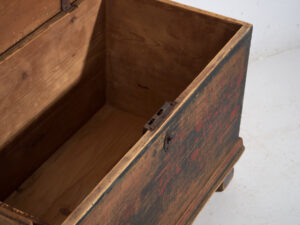 Baúl antiguo de arte popular en madera de pino pintada – Europa Central (c.1900–1920)