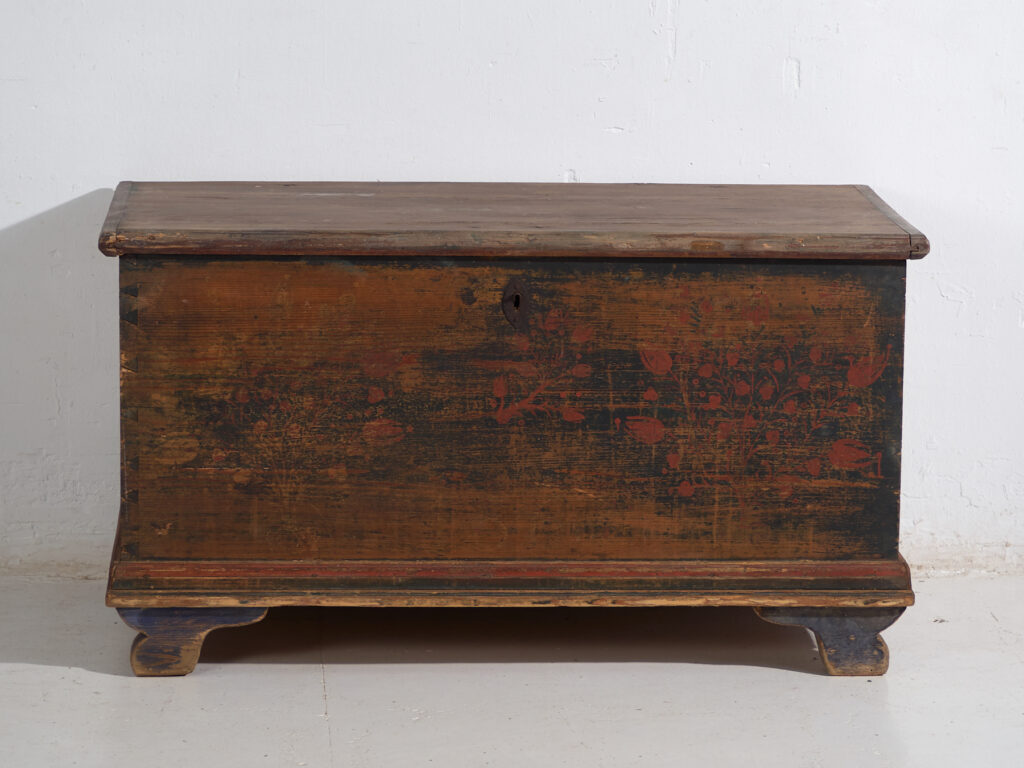 Baúl antiguo de arte popular en madera de pino pintada – Europa Central (c.1900–1920)