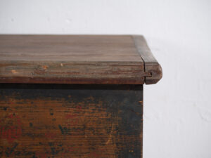 Baúl antiguo de arte popular en madera de pino pintada – Europa Central (c.1900–1920)