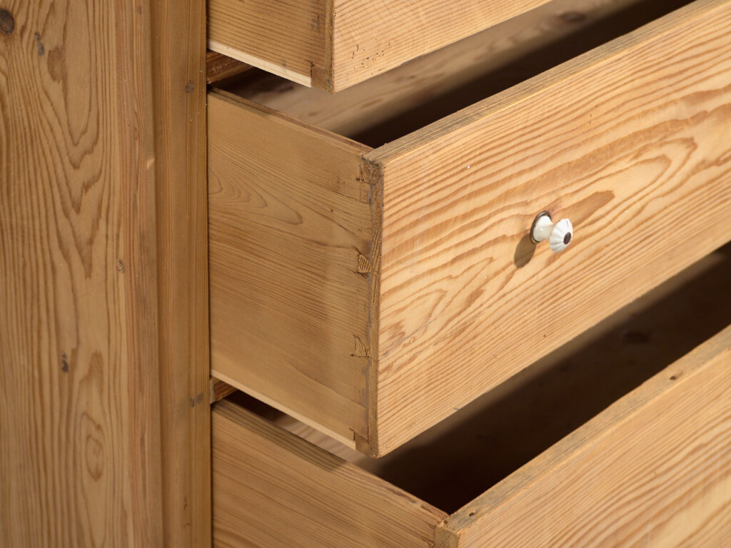 Cómoda rústica antigua de pino – Europa Central (c.1900–1920) #95