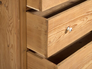 Cómoda rústica antigua de pino – Europa Central (c.1900–1920) #95